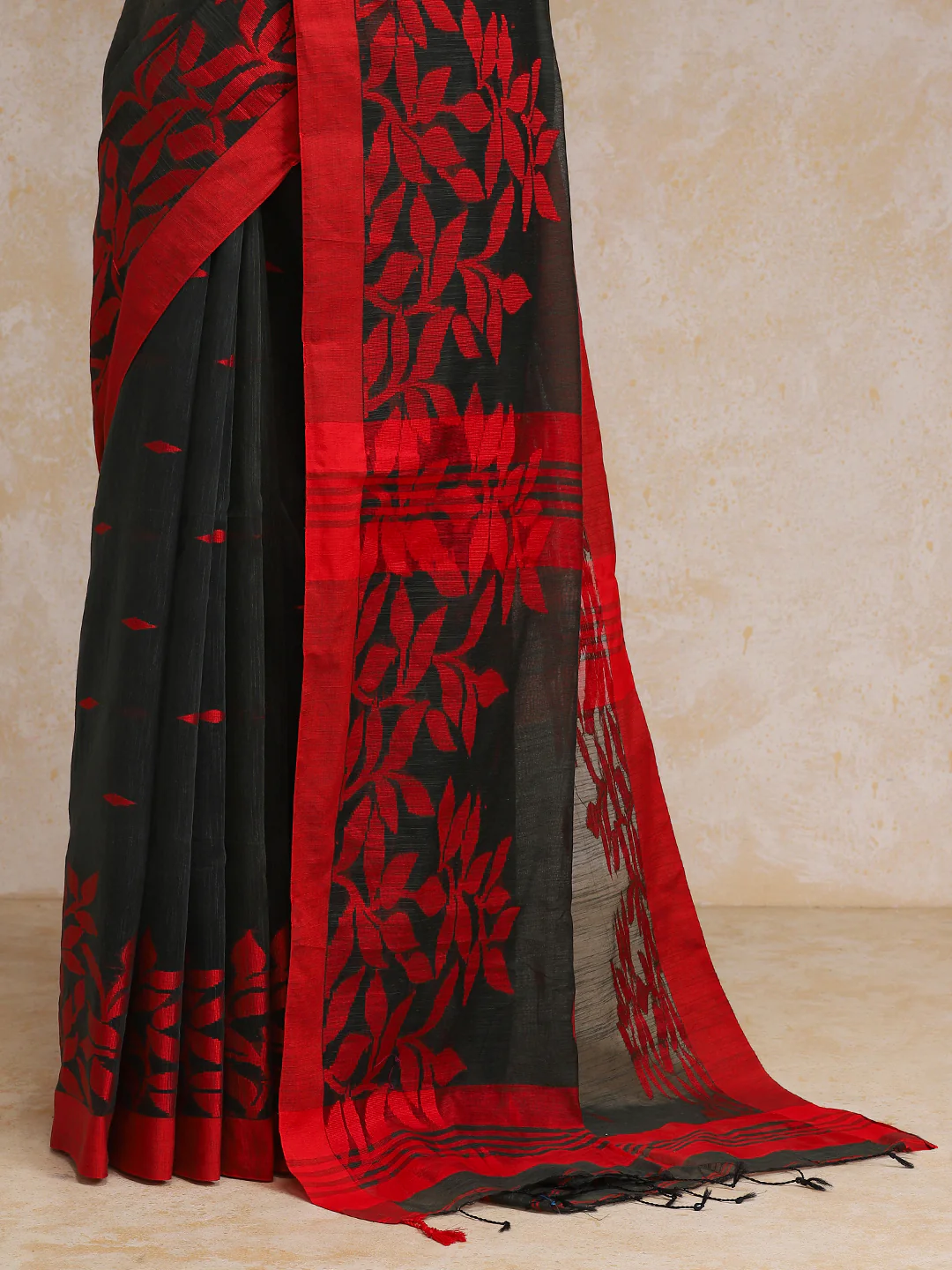 Black And Red Floral Pattern Woven Cotton Saree - Image 4