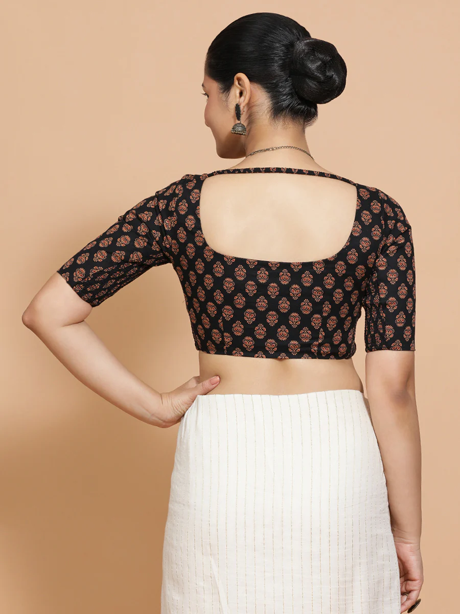 Pranavi x Rozaana | Elbow Sleeves Cotton Saree Blouse in Black Peacock Block Print Fabric - Image 2