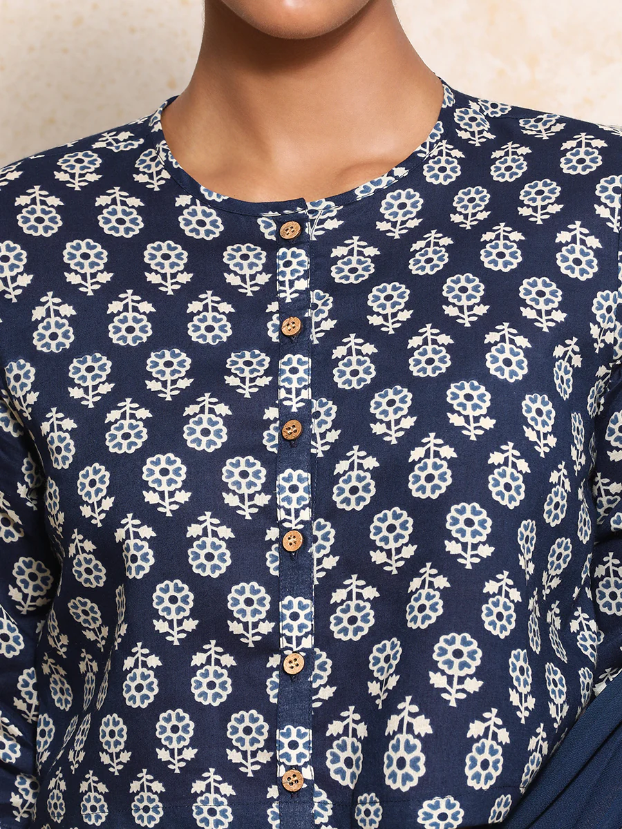 Chaitali x Rozaana | Elbow Sleeves Saree Blouse in Indigo Blue Flower Block Print Cotton - Image 3