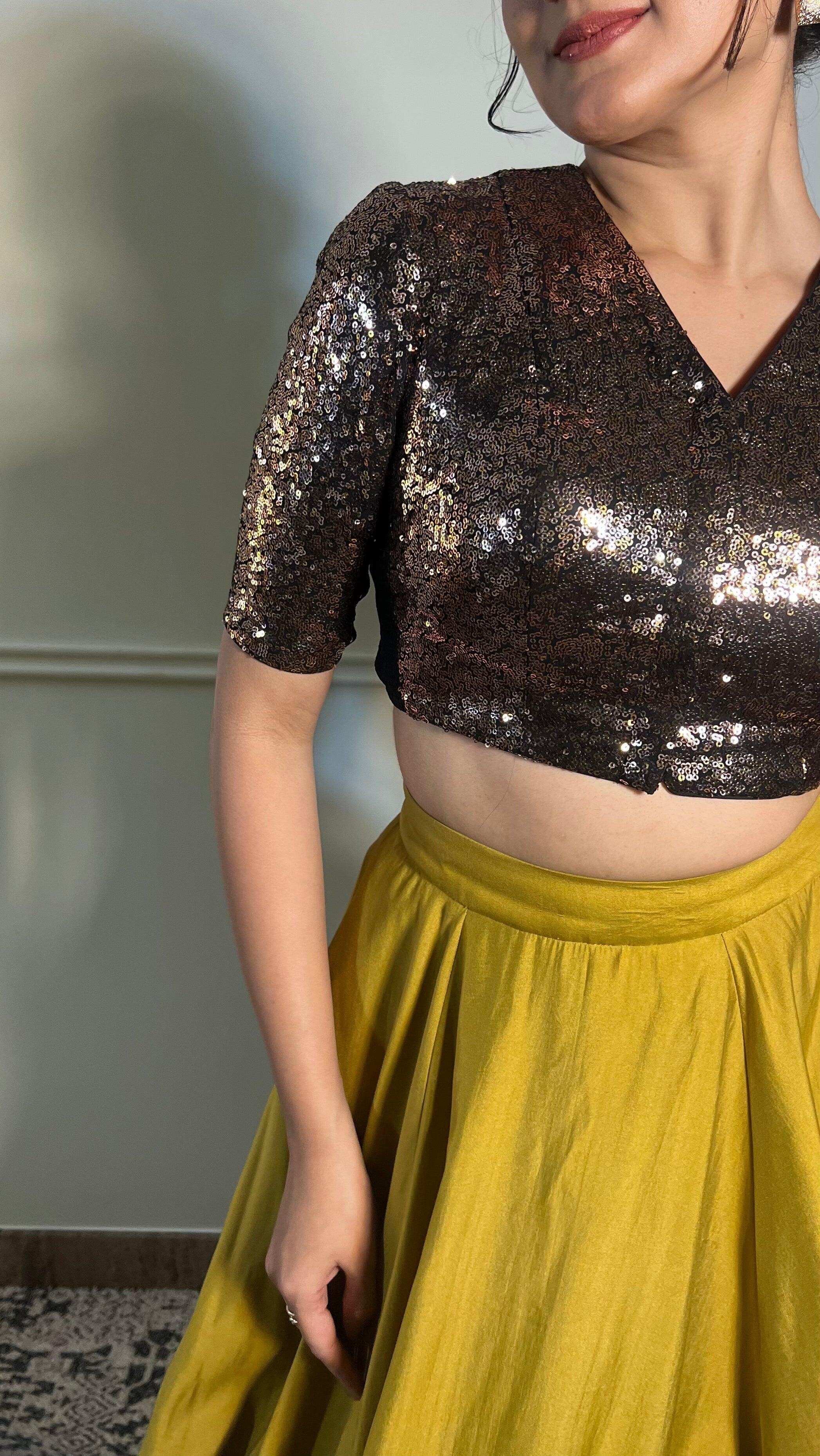 Tarana x Tyohaar | Elbow Sleeves Black & Gold Sequined Shimmer Saree Blouse with V-Neck - Image 10