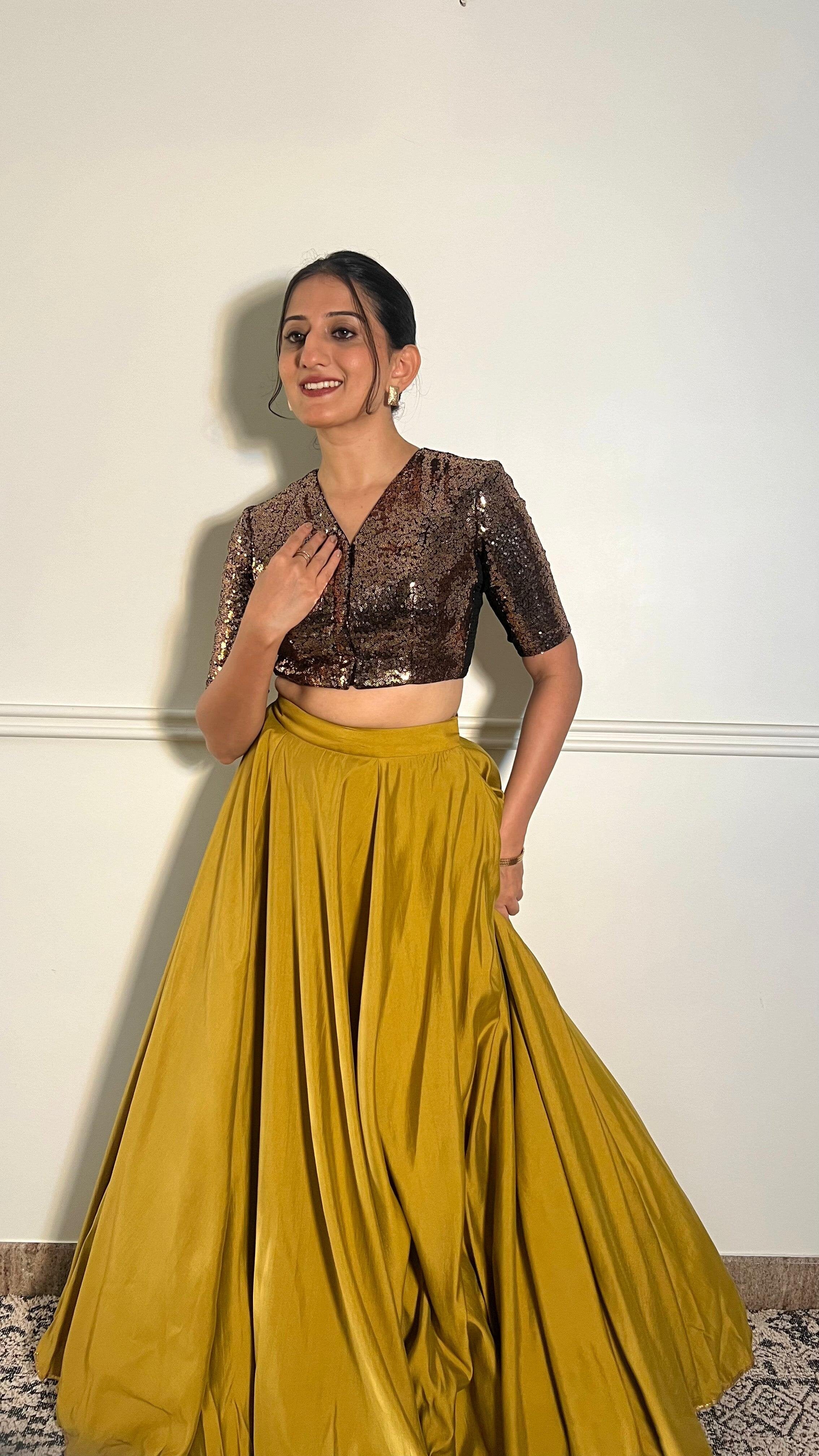 Tarana x Tyohaar | Elbow Sleeves Black & Gold Sequined Shimmer Saree Blouse with V-Neck - Image 13