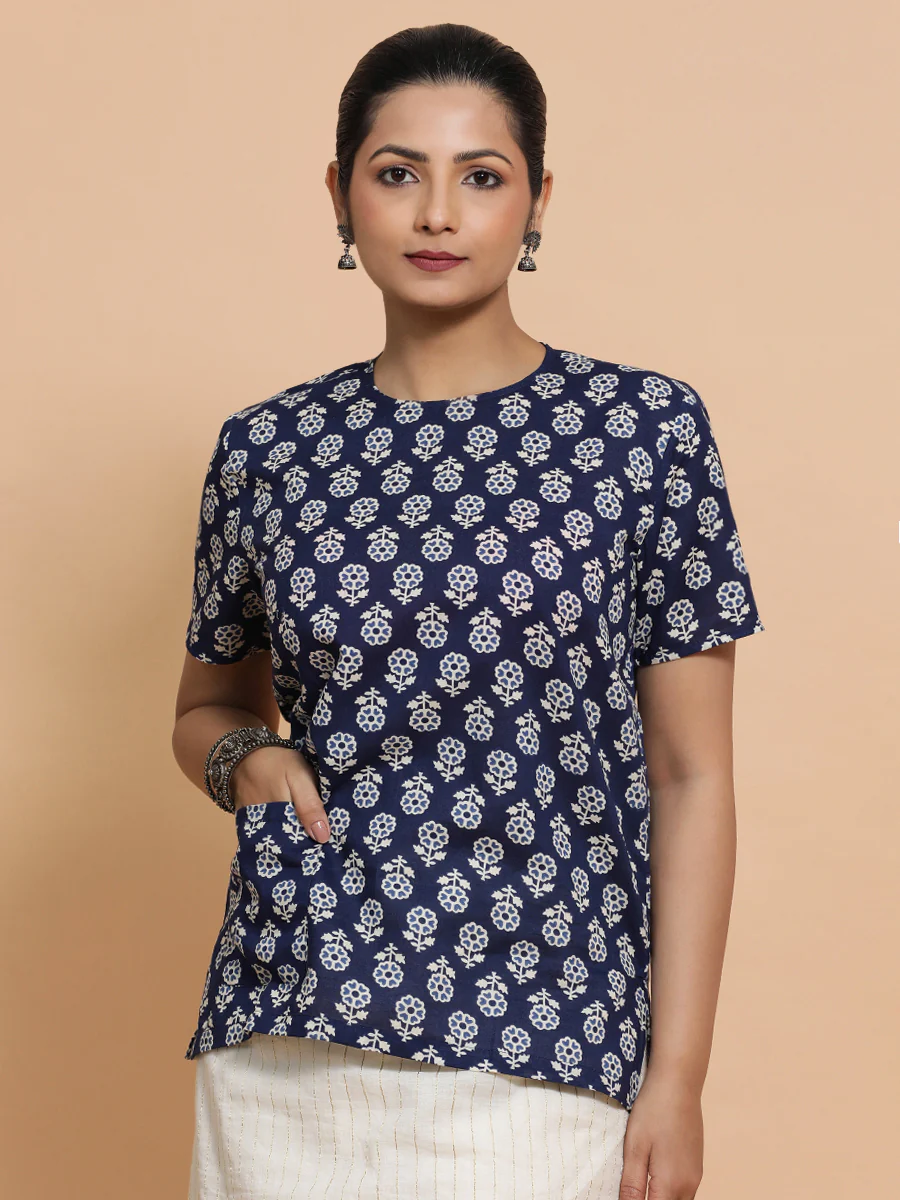 Priyanka x Rozaana | Short Sleeves Cotton Saree Blouse in Indigo Blue Flower Block Print Fabric - Image 7