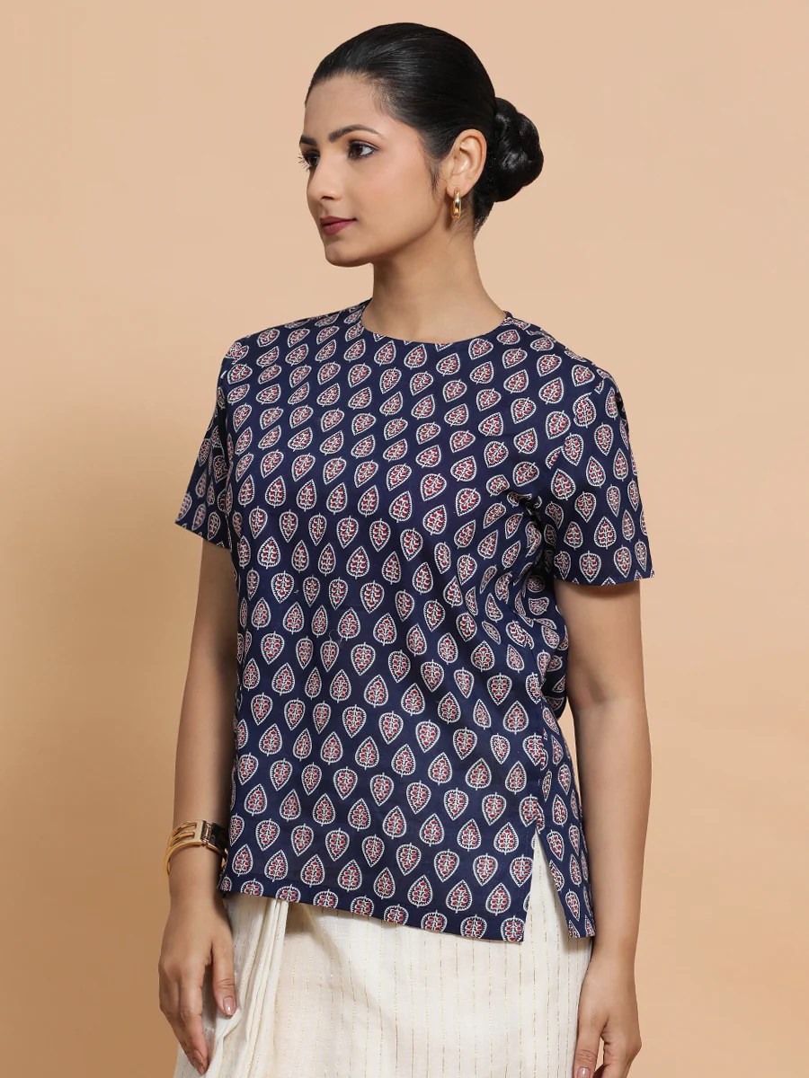 Vaishnavi x Rozaana | Short Sleeves Cotton Saree Blouse in Indigo Blue Spade Block Print Fabric - Image 4