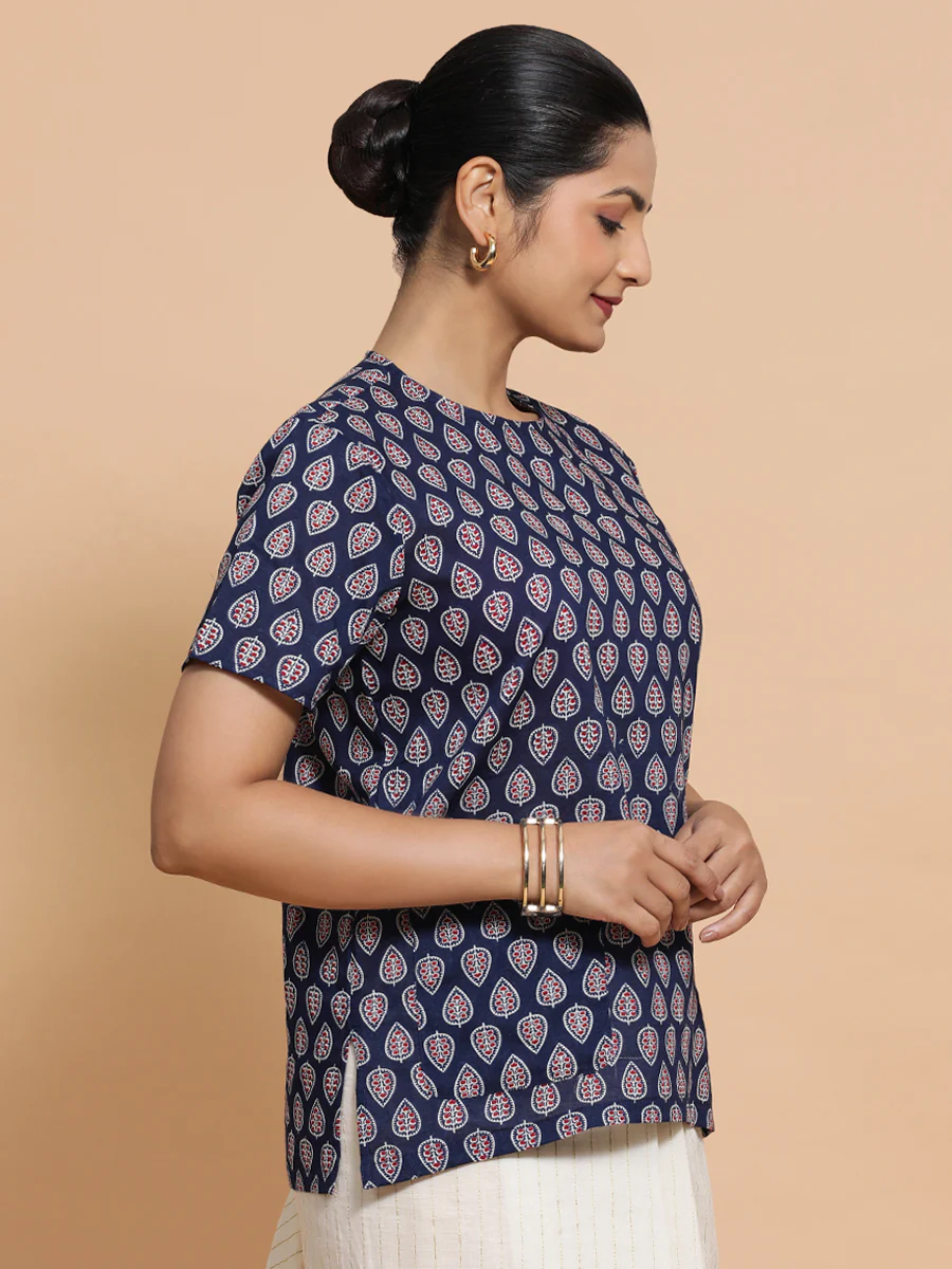 Vaishnavi x Rozaana | Short Sleeves Cotton Saree Blouse in Indigo Blue Spade Block Print Fabric - Image 6