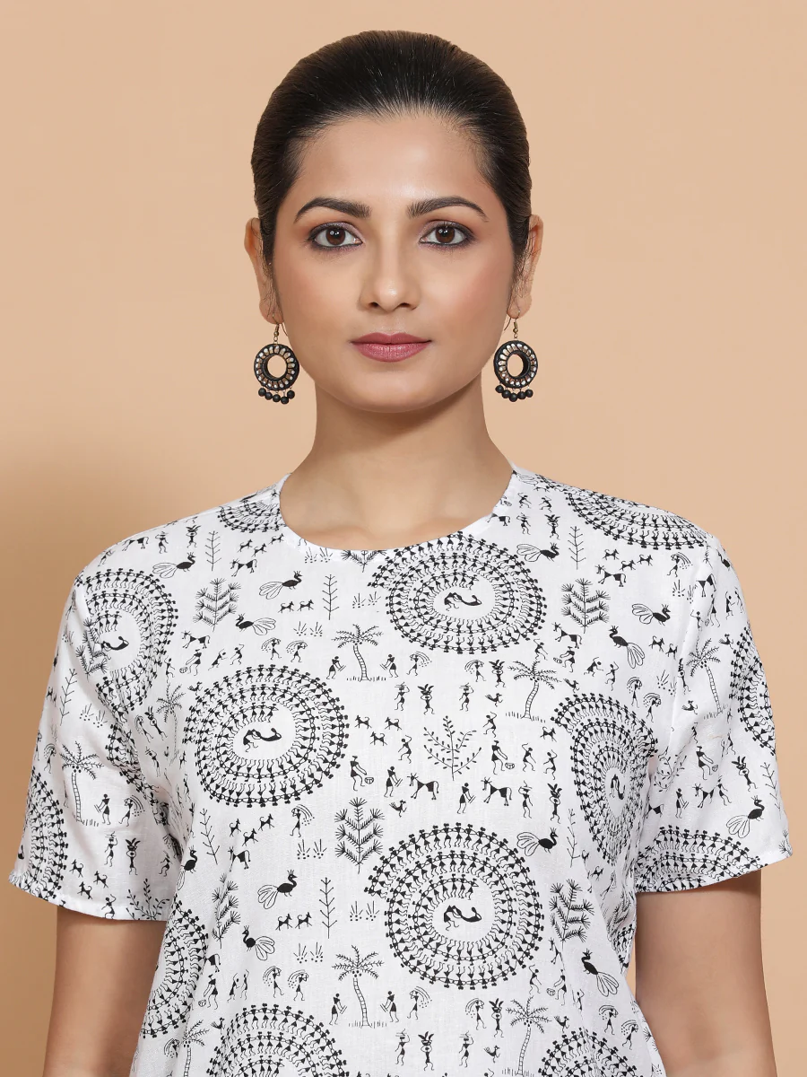 Tithi x Rozaana | Short Sleeves Cotton Saree Blouse in White Warli Print Fabric - Image 4